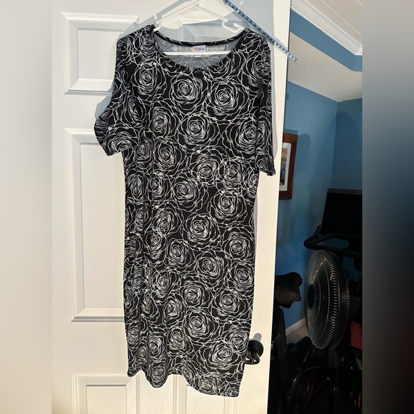 LulaRoe Julia dress black with gray and white roses 2XL - Picture 1 of 3